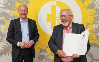 Unser Fraktionsvorsitzender Herbert Lenz erhielt für sein langjähriges kommunales Engagement als Stadtrat aus der Hand von Landrat Martin Sailer eine Dankurkunde des Bayerischen Innenministeriums.